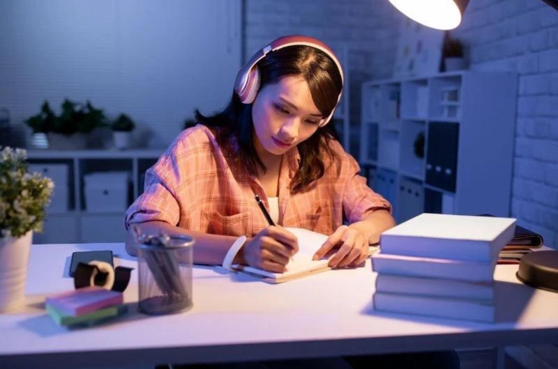 Nên mua đèn học ánh sáng vàng hay trắng để bảo vệ thị lực 3