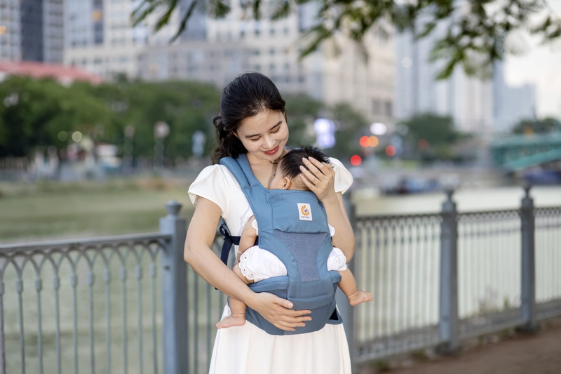 Nên mua địu ngồi hay địu trợ lực tốt hơn? 3