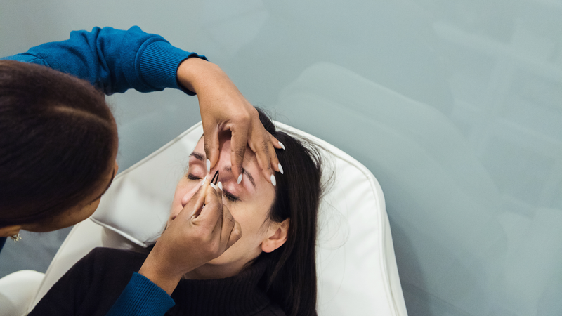 Nên phun tán bột hay điêu khắc lông mày? 3