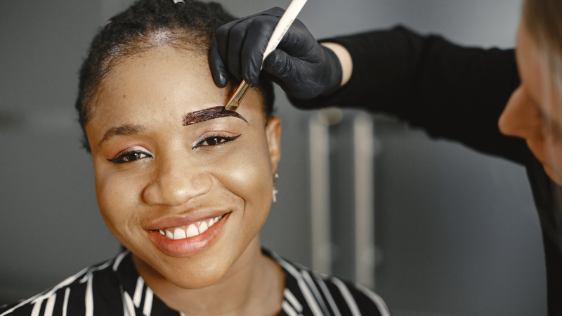 Nên phun tán bột hay điêu khắc lông mày? 1