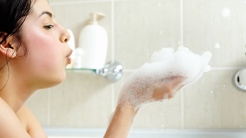 Nên skincare sau khi tắm hay trước khi đi ngủ mới tốt nhất cho da? 2