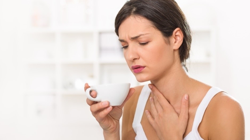 Súc miệng bằng nước muối cải thiện tình trạng viêm họng