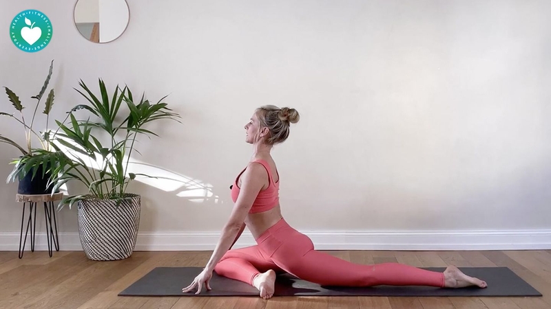 Tham gia một lớp học yoga sẽ giúp bạn có động lực để tập yoga một cách thường xuyên