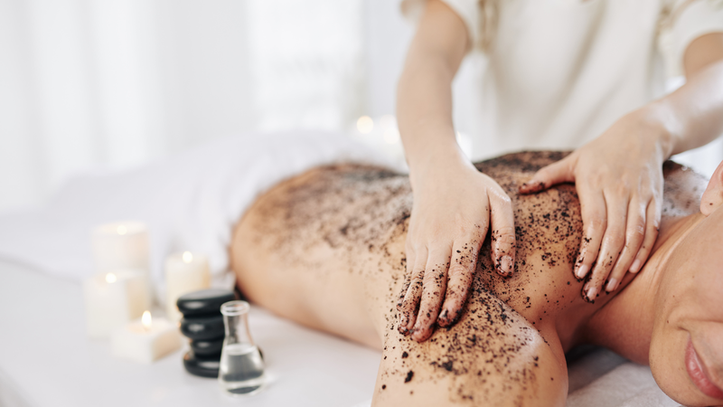 Dùng tay hoặc dụng cụ chà xát trực tiếp lên da để loại bỏ tế bào chết trên bề mặt