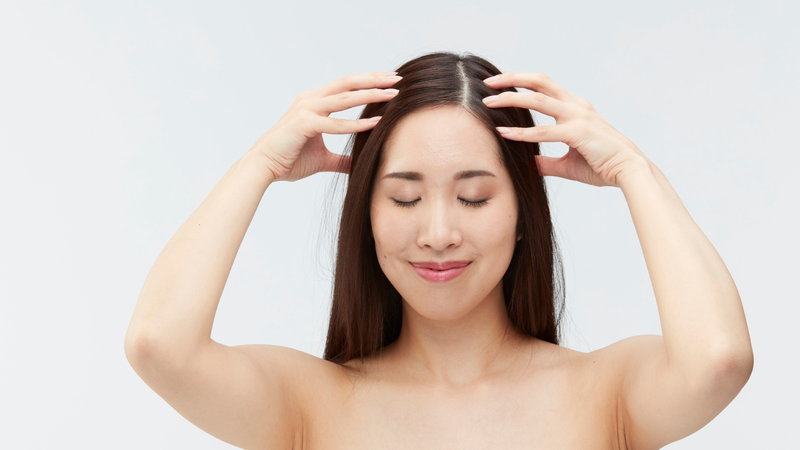 Việc tẩy tế bào chết cho da đầu là bước chăm sóc quan trọng giúp da đầu sạch