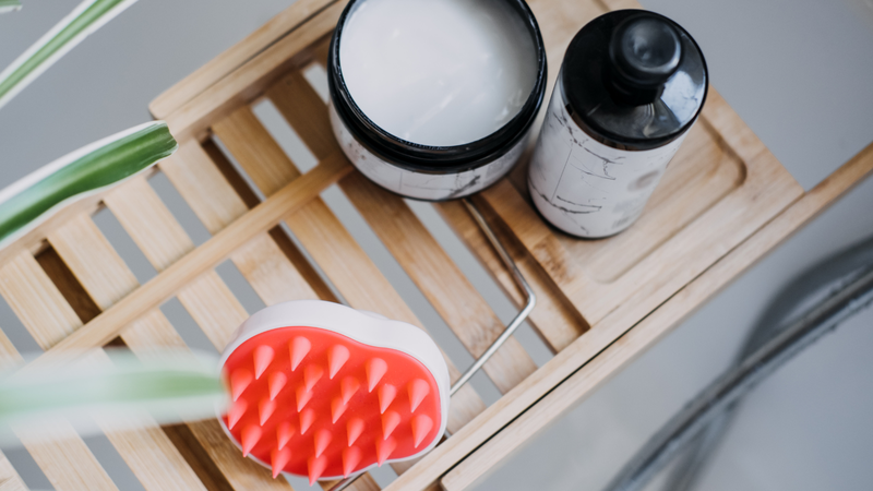 Tẩy tế bào chết da đầu là một bước quan trọng để loại bỏ dầu thừa