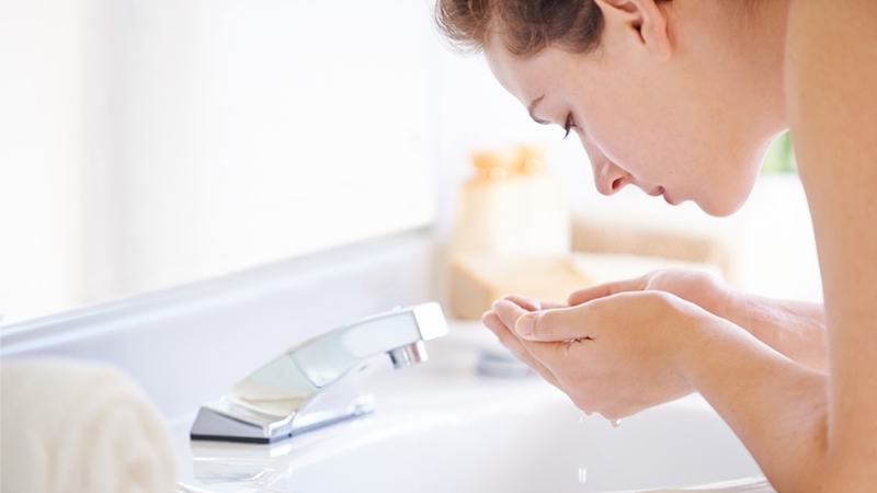 Nên tẩy trang trước hay rửa mặt trước mới đúng quy trình? 2