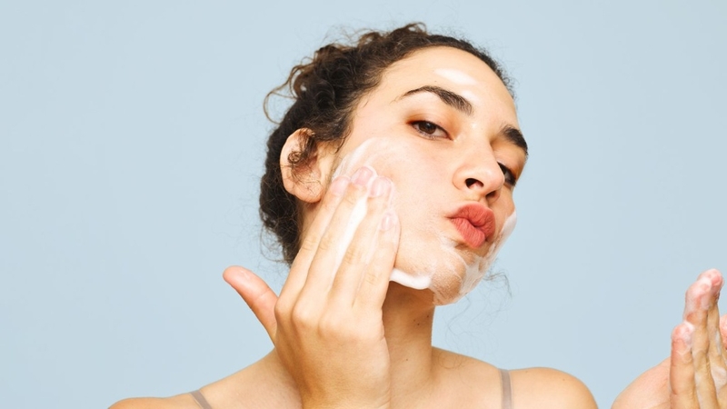 Nên tẩy trang trước hay rửa mặt trước mới đúng quy trình? 5