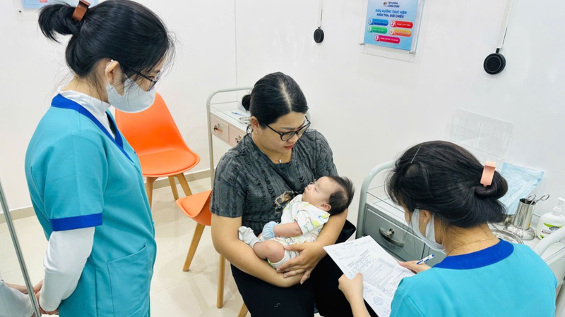 Trẻ từ 6 tuần tuổi đến dưới 2 tuổi là đối tượng nên ưu tiên tiêm vắc xin 6 trong 1