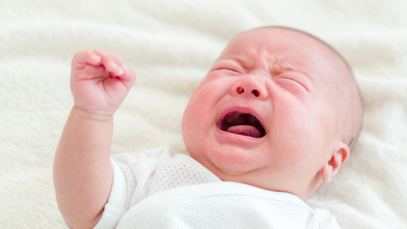 Bố mẹ thường thấy bé có biểu hiện chán ăn hoặc bỏ bú, cơ thể bứt rứt khó chịu, quấy khóc