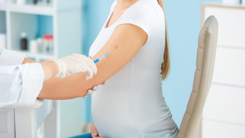 Vắc xin RSV giúp tạo miễn dịch thụ động cho trẻ sơ sinh khi mẹ được tiêm