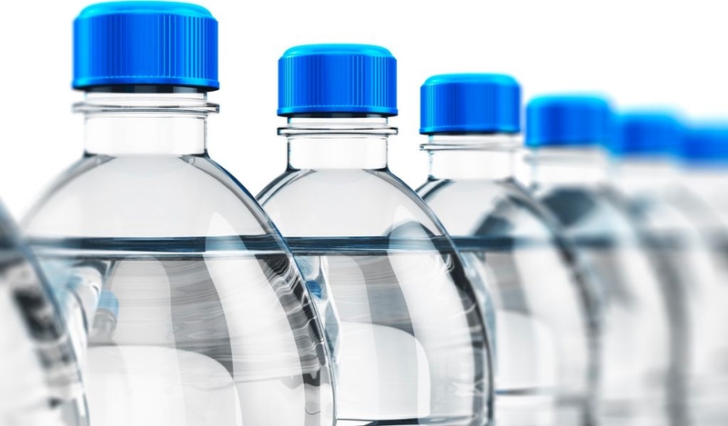 Nên uống nước đóng chai hay nước đun sôi để nguội? 1