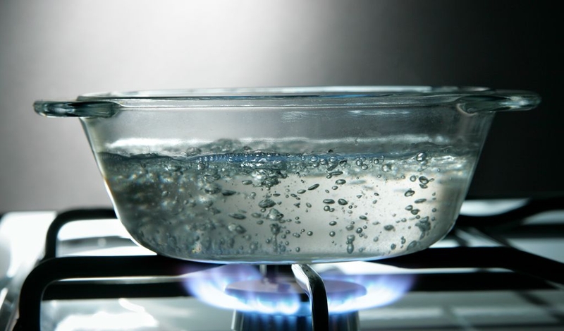 Nên uống nước đóng chai hay nước đun sôi để nguội? 2