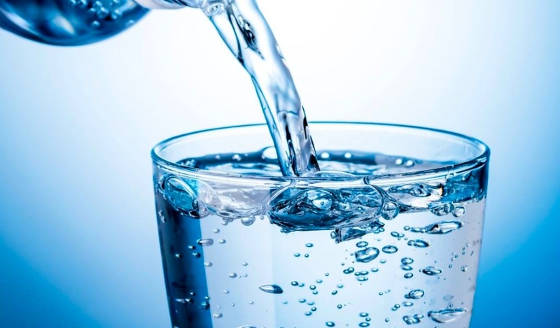 Nên uống nước đóng chai hay nước đun sôi để nguội? 3