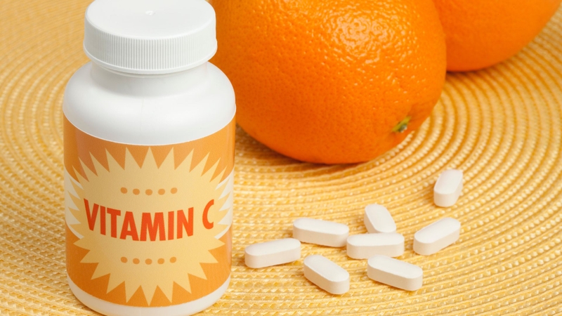 Vitamin C nên dùng sau bữa sáng hoặc bữa trưa và tránh dùng vào buổi tối