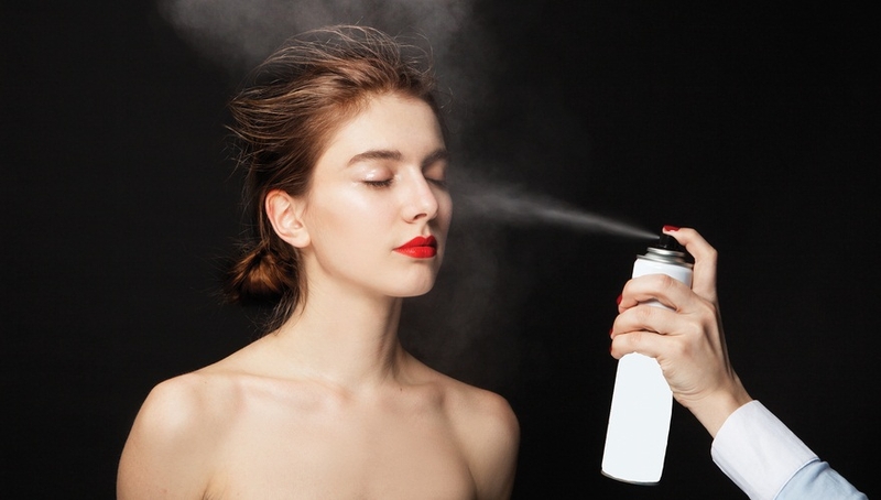 Nên xịt khoáng trước hay sau trang điểm để giữ lớp makeup lâu trôi? 3