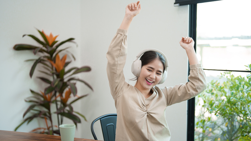 Nhảy theo bản nhạc bạn yêu thích là một cách tăng cường vận động mỗi ngày