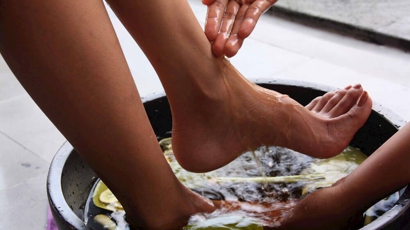 Ngâm chân bằng lá lốt thường xuyên có tốt không? 2
