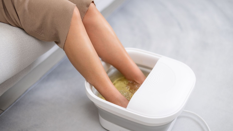 Ngâm chân bằng nước muối kết hợp gừng là phương pháp đơn giản giúp cơ thể thư giãn hiệu quả sau một ngày mệt mỏi