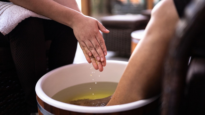 Giảm tình trạng lạnh tay chân là câu trả lời cho câu hỏi ngâm chân gừng muối có tác dụng gì