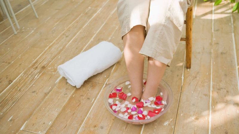 Khi ngâm chân, hãy ngồi thư giãn với lưng giữ thẳng để cơ thể thoải mái hơn