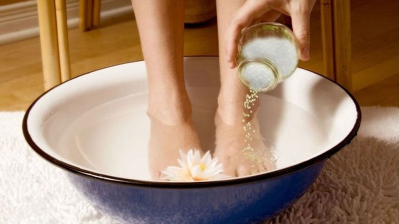 Bạn nên ngâm chân khoảng 10 - 15 phút mỗi tối trước khi đi ngủ