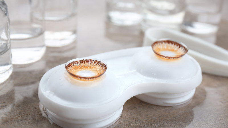 Ngâm lens bằng nước lọc được không​? Nên sử dụng nước gì để thay thế nước ngâm lens? 2