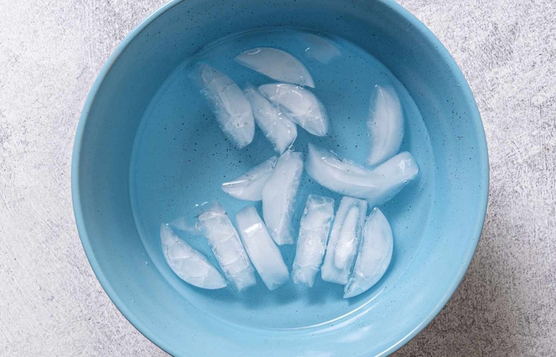 Ngâm mặt vào nước đá có tác dụng gì? 2