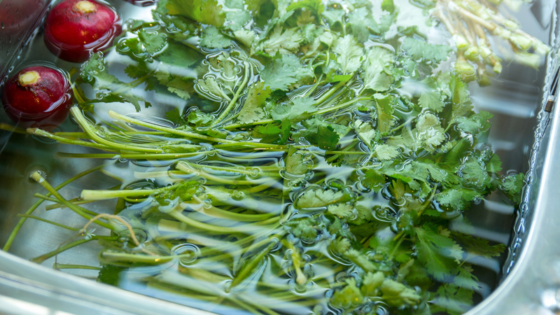 Hạn chế ăn rau sống nếu không chắc chắn về nguồn rau