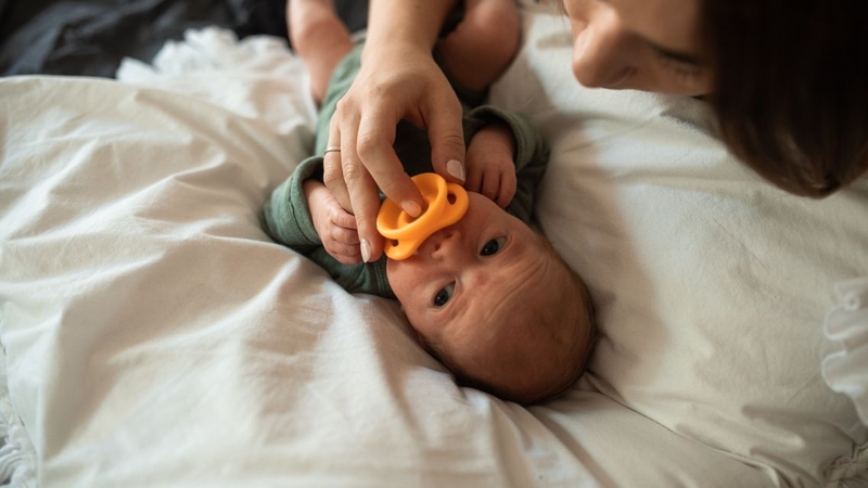 Không ít bậc cha mẹ băn khoăn&nbsp;ngậm ti giả có bị hô không