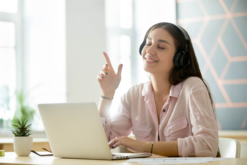 Nghe nhạc có thể khiến bạn sao lãng trong khi học hoặc làm việc 2