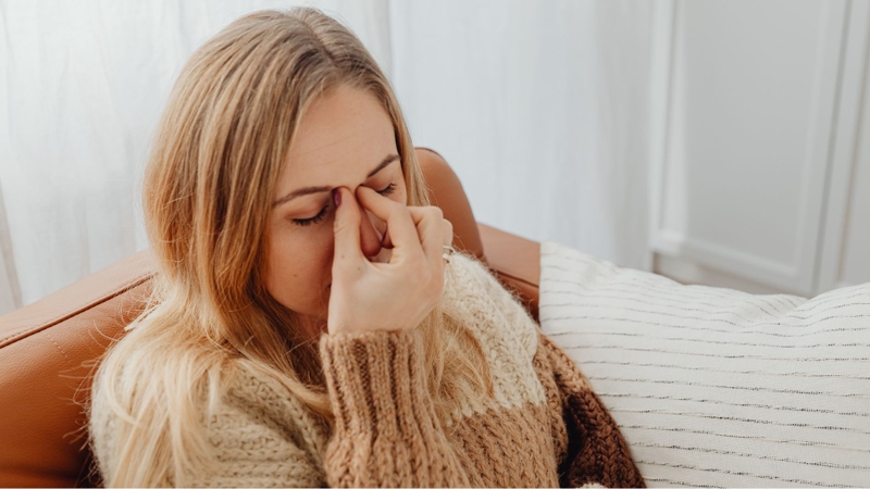 Cảm lạnh là nguyên nhân thường gặp gây nghẹt mũi đau đầu mệt mỏi