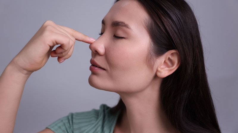 Người bệnh nên làm sạch mũi đúng cách bằng nước muối sinh lý 0,9%