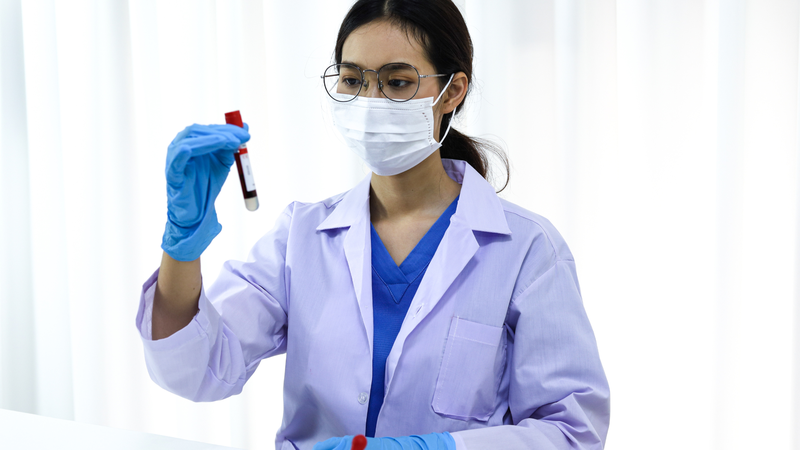 Kỹ thuật viên thực hiện xét nghiệm Coombs trong phòng thí nghiệm