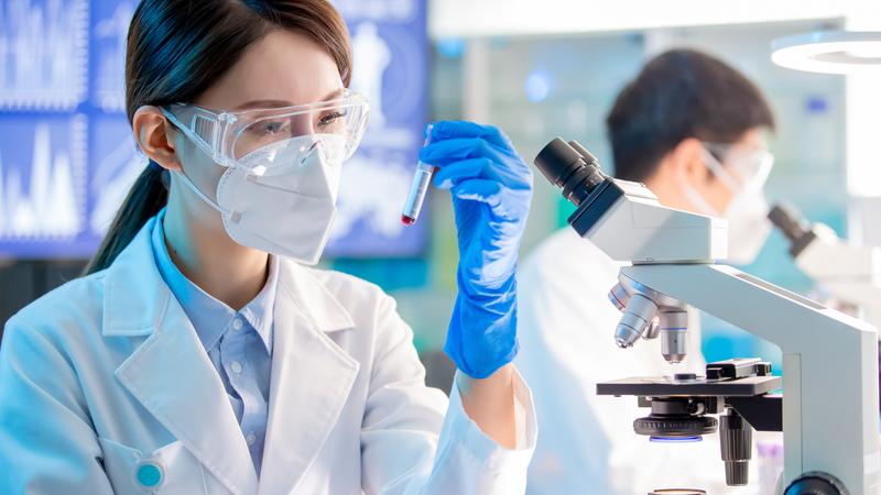 Phòng thí nghiệm cần được trang bị đầy đủ các thiết bị chuyên dụng