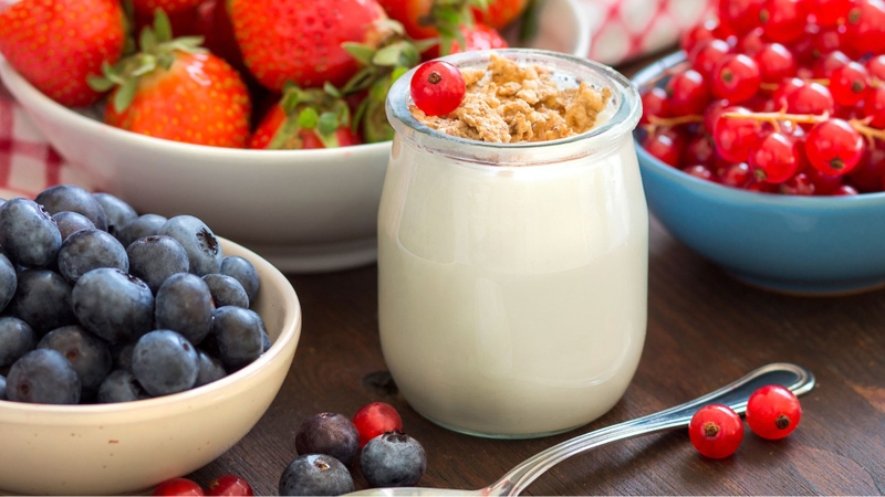 Ưu tiên sữa chua và trái cây lành mạnh cho bữa xế chiều thay vì trà sữa