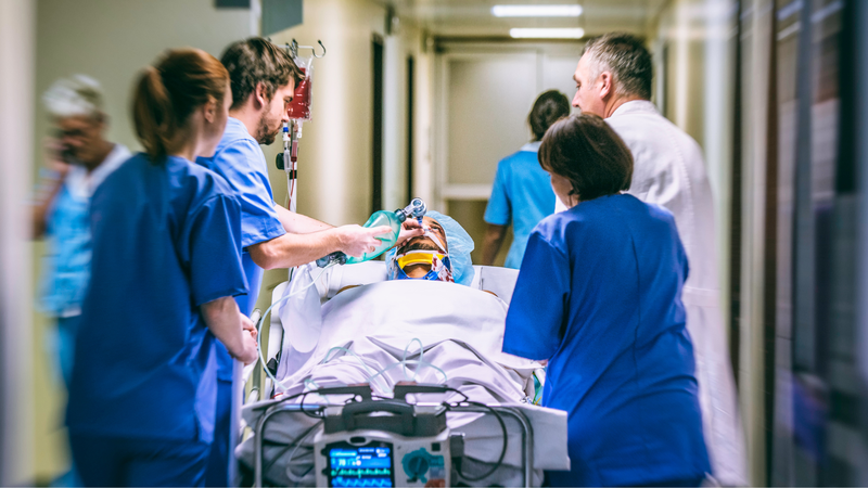 Đưa người bệnh đến cơ sở y tế nhanh chóng