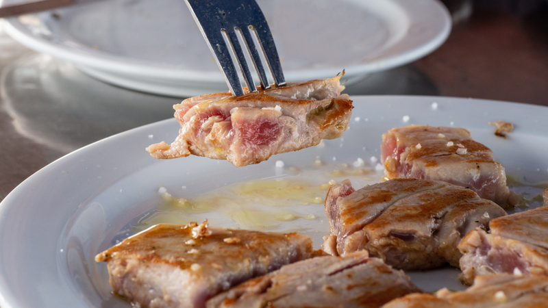 Tránh ăn thực phẩm sống hoặc tái chưa đảm bảo an toàn để phòng tránh ngộ độc thực phẩm