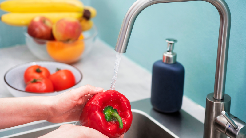 Rửa sạch rau củ, trái cây bằng nước sạch trước khi sử dụng
