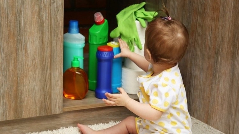 Cất các loại hóa chất cẩn thận và tránh xa tầm tay của trẻ nhỏ