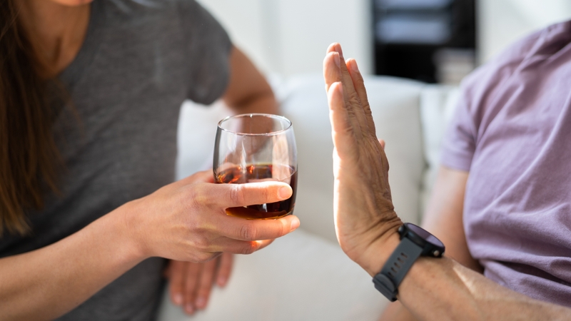 Người bệnh được khuyến cáo hạn chế sử dụng các chất kích thích như cà phê, rượu, thuốc lá, và đảm bảo ngủ đủ giấc, giảm stress