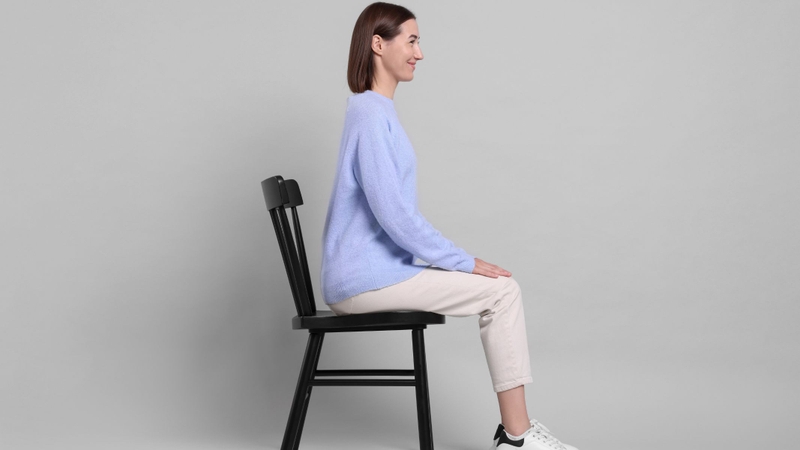 Khi bị đau xương mông, cần hạn chế ngồi liên tục quá lâu, nên đứng dậy vận động nhẹ hoặc thay đổi tư thế sau mỗi 30-60 phút