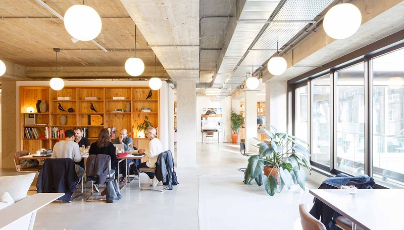 Ngồi trong văn phòng làm việc có cần dùng kem chống nắng? 2