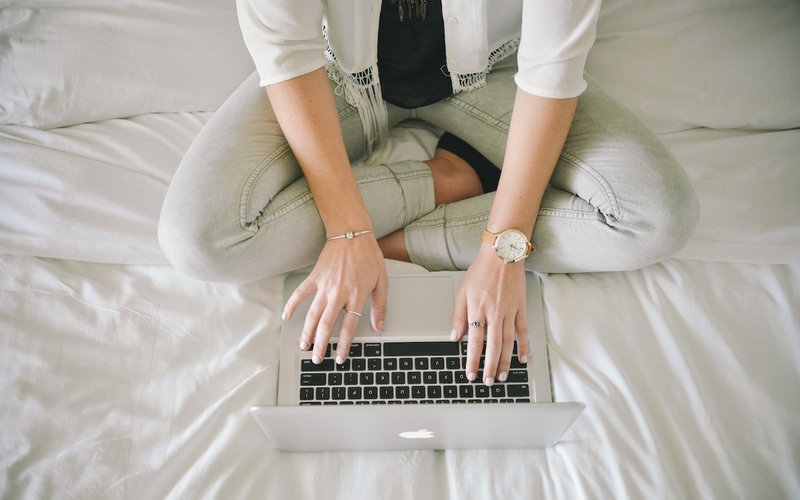 Ngồi xếp bằng là gì? Ngồi xếp bằng nhiều có tốt không 1