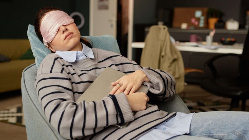 Nên đặt báo thức khi ngủ chợp mắt để tránh ngủ quên quá lâu