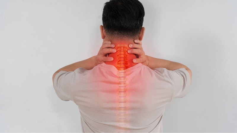 Thoái hóa cột sống cổ có thể gây đau lan từ gáy lên vùng đầu
