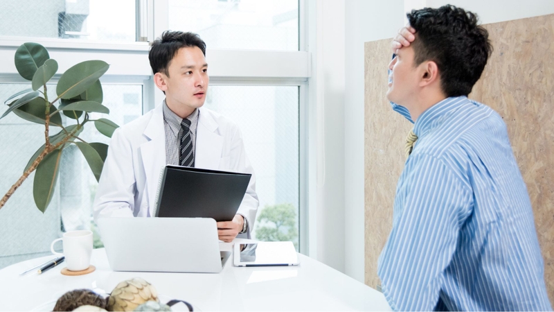 Đau đầu kéo dài kèm triệu chứng thần kinh cần được thăm khám sớm