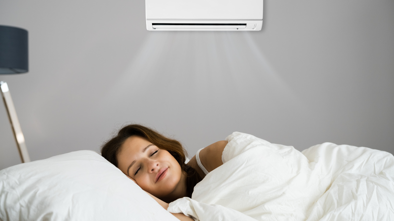 Ngủ điều hòa không trực tiếp gây lão hóa da, nhưng việc thường xuyên có thể khiến da mất nước