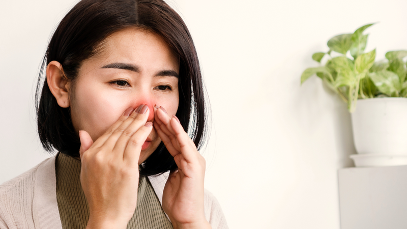 Điều hòa có thể làm giảm độ ẩm trong không khí, khiến niêm mạc mũi và họng trở nên khô, dễ kích ứng