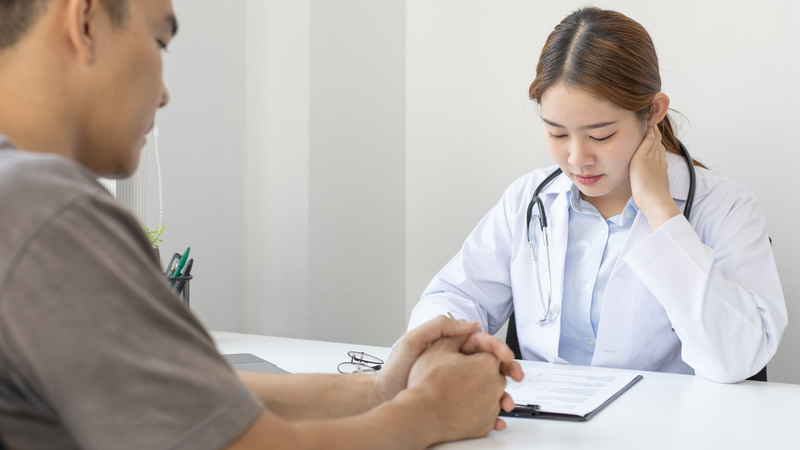 Nên đi khám bác sĩ nếu bị đau mỏi cơ và cứng khớp sau khi ngủ điều hòa